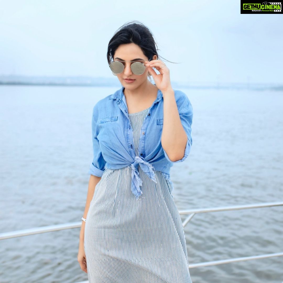 Athulya Ravi Instagram - Difficult roads always lead to beautiful destination!!! #happyweekend😊 #beachvibes #blue💙sky !! @mua_vijisharath 🤗 @composedbysivaveeman 📸