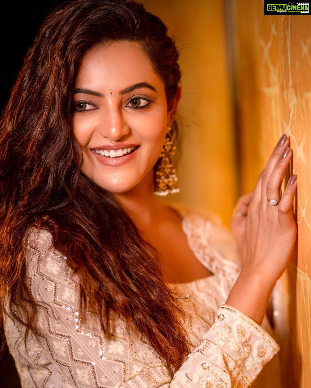 Athulya Ravi Instagram - Inhale peace ! Exhale chaos !!! ❤️❤️ Costume @chakrabortymukta 👗 M&H @mua_vijisharath 🥰 Clicked @badri_golden_frames_studios 📸