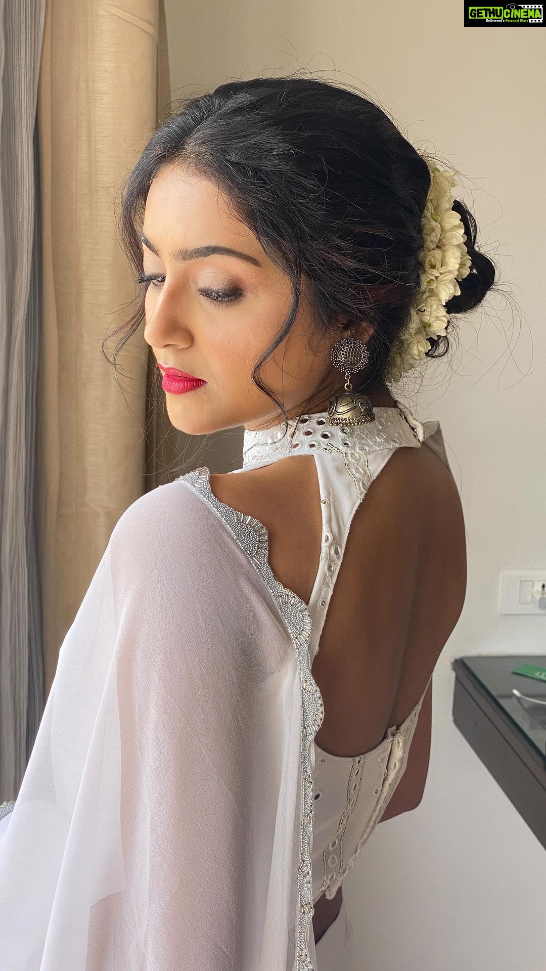 Avantika Mishra Instagram - How classic and elegant does she look in a jasmine bun paired with a red lip🔥🔥🔥 #dblock #dblockpromotions #avantikamishra #tamilcinema #tamilmovie #shoot #whitesaree #tamilreels #explore #instareels #trending #reels #slowmotionvideo Chennai, India