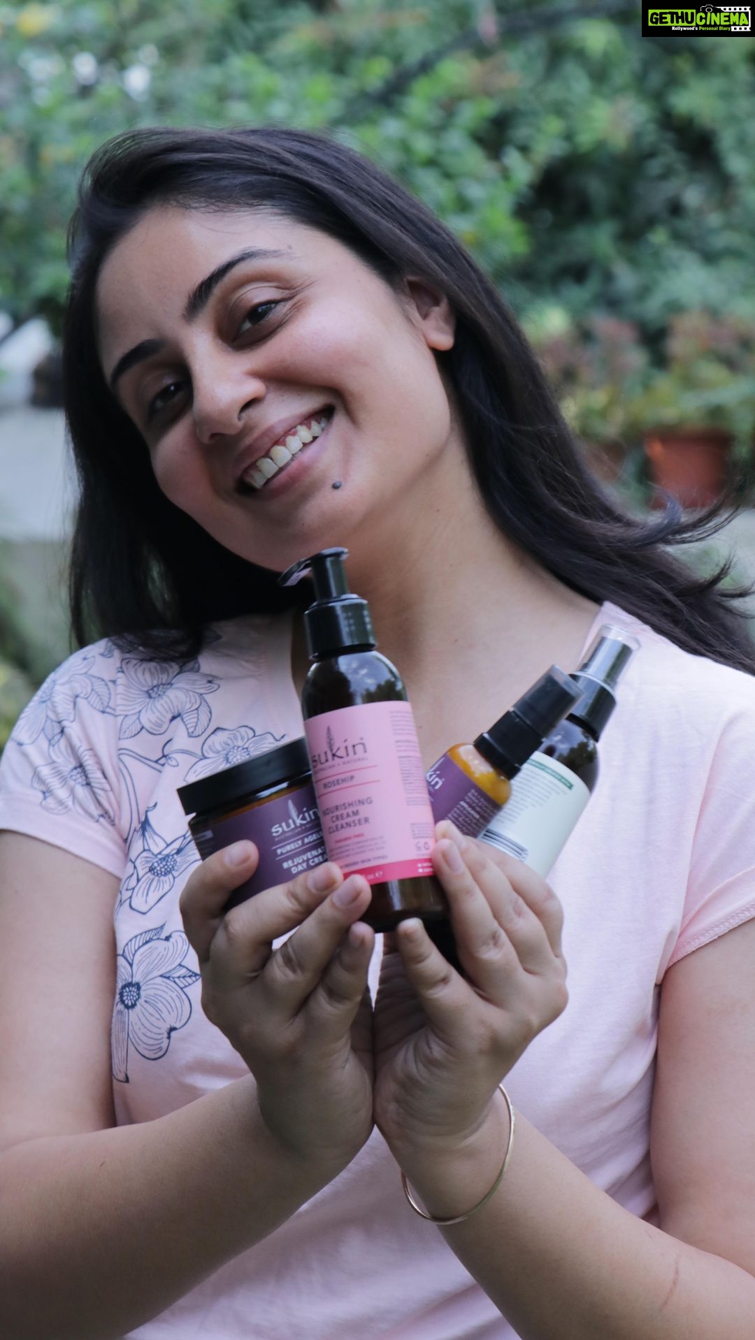 Bhanushree Mehra Instagram - @sukinskincare_india has recently launched in India and here I am today, delighted to share with you, my newest skincare essentials from Sukin! These products are certified vegan and have been curated using natural ingredients! 🌱 From their most acclaimed Signature Range, the Hydrating Mist Toner is an alcohol-free toner that cleanses your skin, freshens it up in the middle of the day and also helps you achieve that dewy makeup look! Versatile, right? 😉 Their Rosehip Enriching Night Cream is infused with Rosehip Oil & Kakadu Plum, that provides your skin with long lasting hydration. Their Purely Ageless Intensive Firming Serum helps fight premature ageing and also retains the youthfulness of your skin. Their Purely Ageless Rejuvenating Day Cream is honestly your best friend if you want to maintain youthful looking skin that’s healthy from the inside. And now you can get your hands on Sukin’s skincare essentials and for FREE! Participate in the GIVEAWAY- head to my latest story and post on feed now! 😁