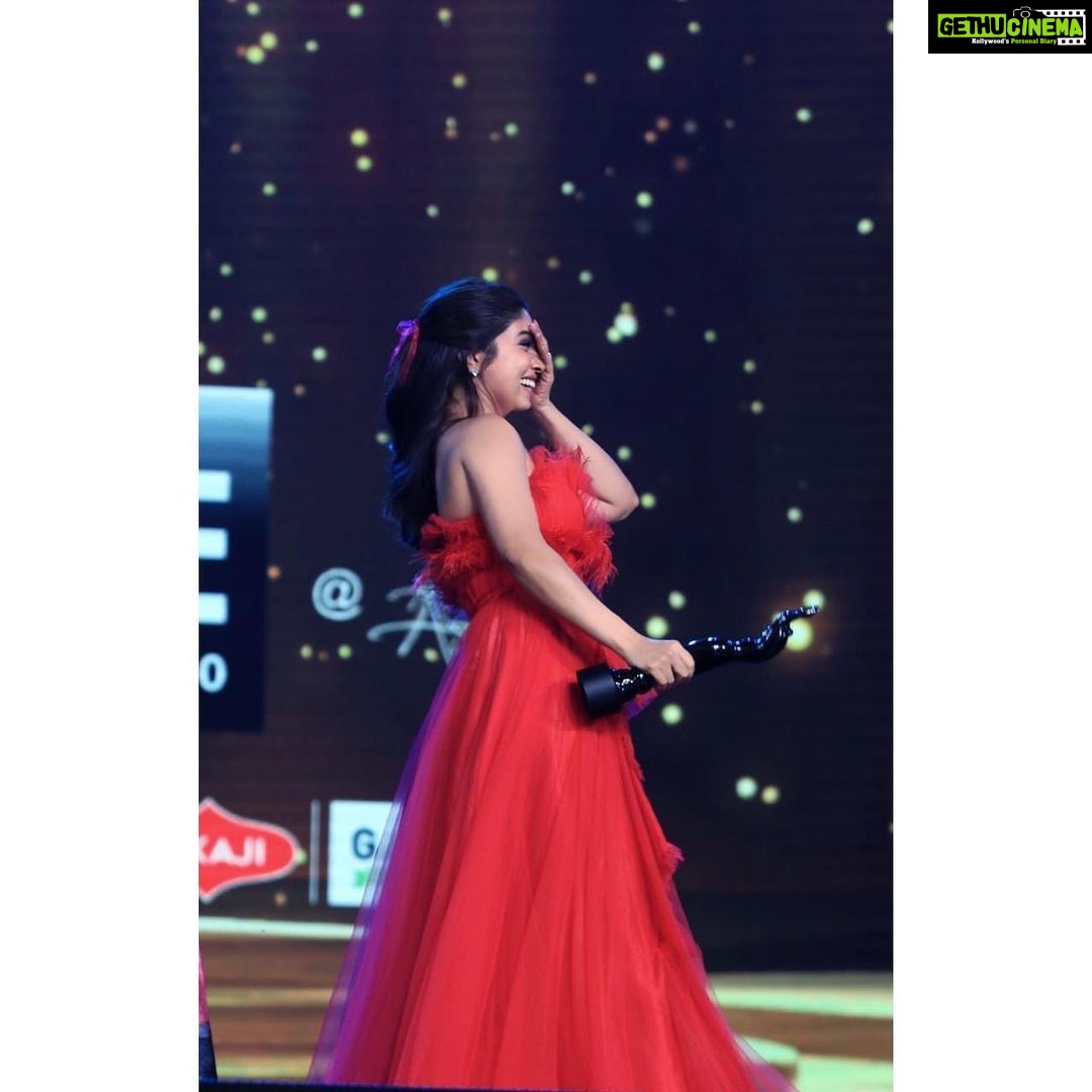 Bhumi Pednekar Instagram - It’s a dream ... And this one is for my mother ...thank you Maa #Filmfare2020 . . . #SaandKiAankh #ChandroTomar #bestactorcritics #amazonfilmfareawards @filmfare