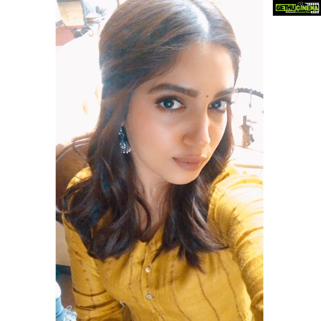 Bhumi Pednekar Instagram - Hello ☀️ . . . #goodmorning #insta #fam #love #mellowyellow #wednesday #durgavati