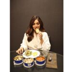 Bhumi Pednekar Instagram - Eating healthy is a lifestyle, it’s a choice and not a compulsion cause you are what you eat :) You know the unfit to fit journey I’ve had and @akshaykumar has really motivated me through it :)Thank you for nominating me. So in my dabba I have avocado and chicken salad, almond flour roti, some chicken curry, stir fried mushrooms and tofu isabgol tikki :) Wholesome, low cal and satisfying. Eat well and right, then there’s no fight 💁‍♀ I nominate @ayushmannk @taapsee and @kartikaaryan for the challenge. For more updates on all our dabbas go to @tweakindia #WhatsInYourDabba