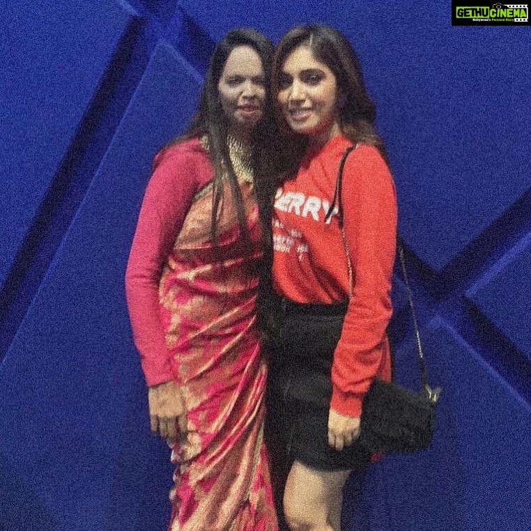 Bhumi Pednekar Instagram - It took me a few hours to settle after watching #Chhapaak. The film leaves you completely overwhelmed. Thank you for making this. A beautiful and important story, full of courage and hope. @meghnagulzar maโam ๐๐ป What a hard-hitting narrative dealt with sensitivity. From the 1st scene to last its a roller coaster ride of emotions. You can feel her pain, her optimism is contagious, her courage even more ๐๐ป Oh my god @deepikapadukone , best performance till date. So earnest and real. Maltiโs smile, the hope in her eyes for justice, her voice everything ๐ฏ. You looked beautiful โฅ๏ธKudos to you picking this as your maiden production and empowering women that have survived the heinous crime. @vikrantmassey87 hero ,I think the nation is going to fall in silent pyaar with you cause you were so strong yet endearing in the film โฅ๏ธ The entire cast @madhurjeet #PayalNair #geetaagarwal outstanding ๐๐ป Lastly, @thelaxmiagarwal and all the acid attack survivors out there thank you for showing such strength and fighting for a safer.You all are a big inspiration to us.๐๐ป A special shout out to @cloverwootton for her fantastic work on DP.You really transformed her ๐