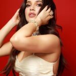 Bhumi Pednekar Instagram - Proper Patola 🧨 . . . @rheakapoor ❤️ Wearing @abhinavmishra_ Jewels @birdhichand Makeup @artinayar Hair @bbhiral Clicked by @dwaipayan_mazumdar @manishamelwani @suhana_art_and_jewels #instagram #love #instafam #thursday