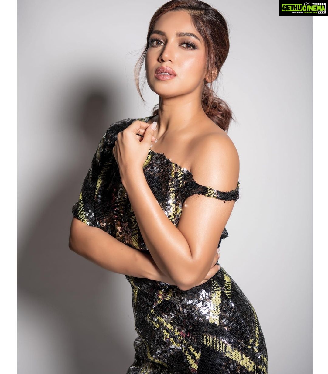 Bhumi Pednekar Instagram - Hold on! It’s my sequins moment✨ . . . #goodmorning #insta #family #love #poser #tuesday Mumbai, Maharashtra