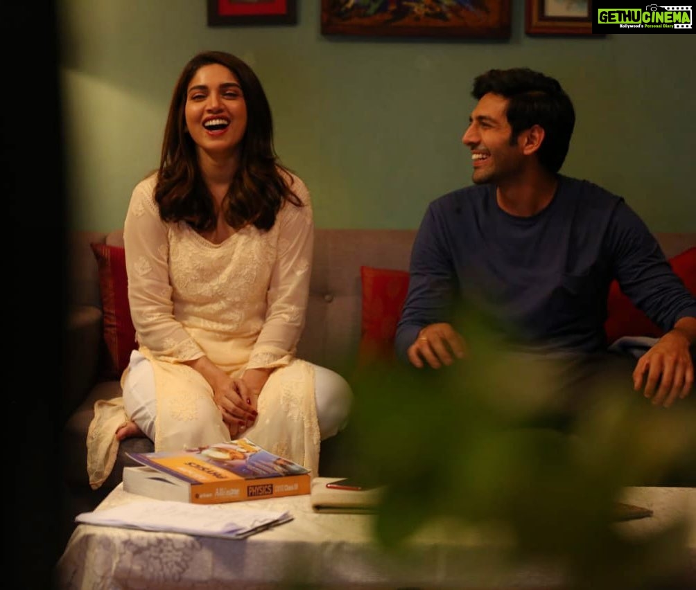 Bhumi Pednekar Instagram - Jitna Pati ne mujhe hasaaya ,uss se zyada aapko hasayenge,kyuki cute toh hai yeh 😉 #PatiPatniAurWoh #6thdecember . . . #goodmorning @kartikaaryan @ananyapanday