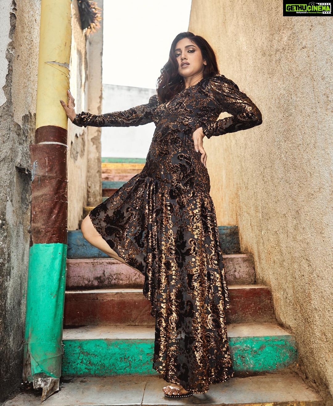 Bhumi Pednekar Instagram - I love it when they call me Señorita!!! 💃🏻 . . . #goodmorning #insta #love #poser #black #gold #muse Mumbai, Maharashtra
