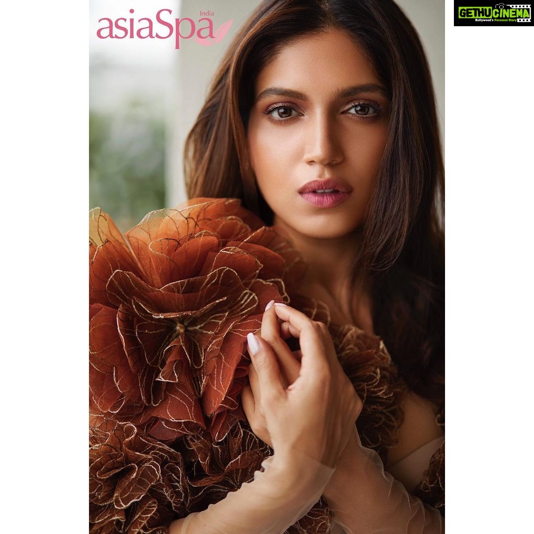 Bhumi Pednekar Instagram - There was a calm in her eyes,the kind that stirred a storm in me 🍁 . . . #goodmorning #Insta #Fam #cover #musing #love #gratitude #november #tuesday