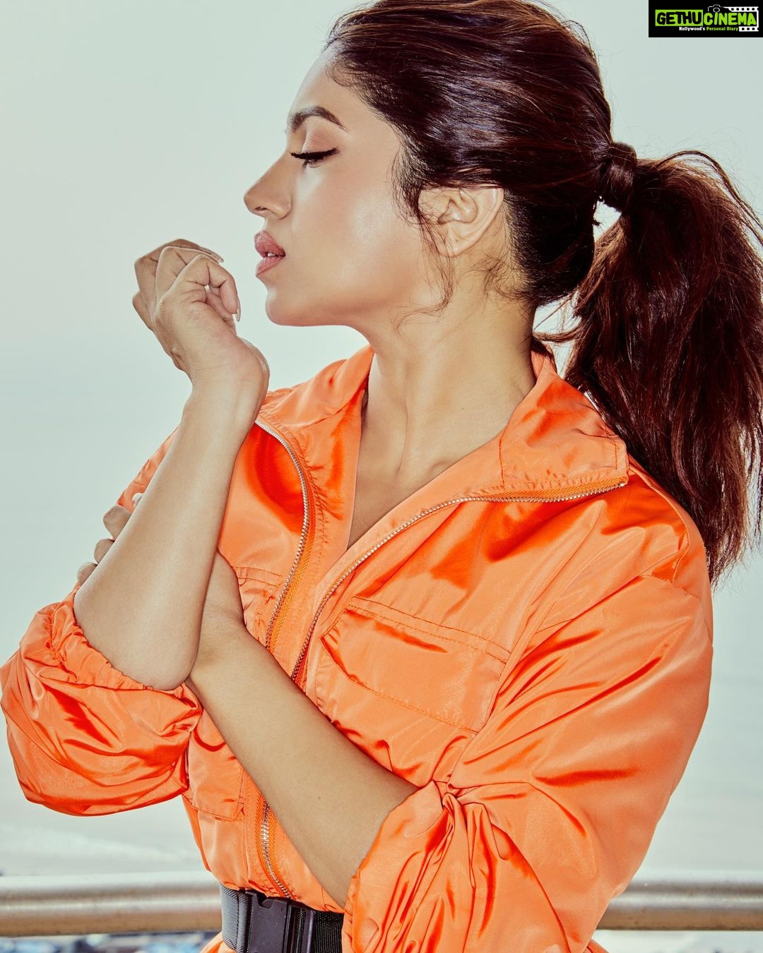 Bhumi Pednekar Instagram - 🧡 . . . #goodmorning #sunday #love #neon