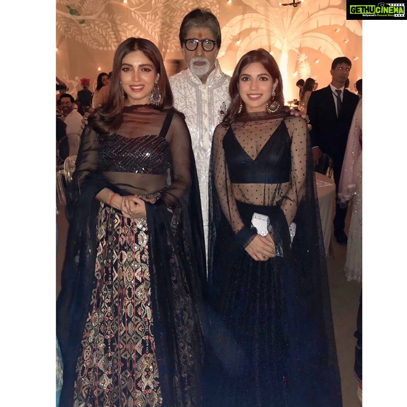 Bhumi Pednekar Instagram - This picture and the conversation that preceded this are just so special :) Thank you for having us over sir @amitabhbachchan 🙏🏻Such a special Diwali ❤️ #HappyDiwali @samikshapednekar
