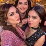 Bhumi Pednekar Instagram - Tu cheez badi hai mast mast 😘 tons of love to the most mast person @officialraveenatandon ❤️ Thank you for all the love 💓 #Repost @officialraveenatandon with @get_repost ・・・ #hotties and a camera ! #selfie toh banta hai! Wishing you two all the best for #saandkiaankh @bhumipednekar and #tapseepannu ❤️ loadsa love to you both.