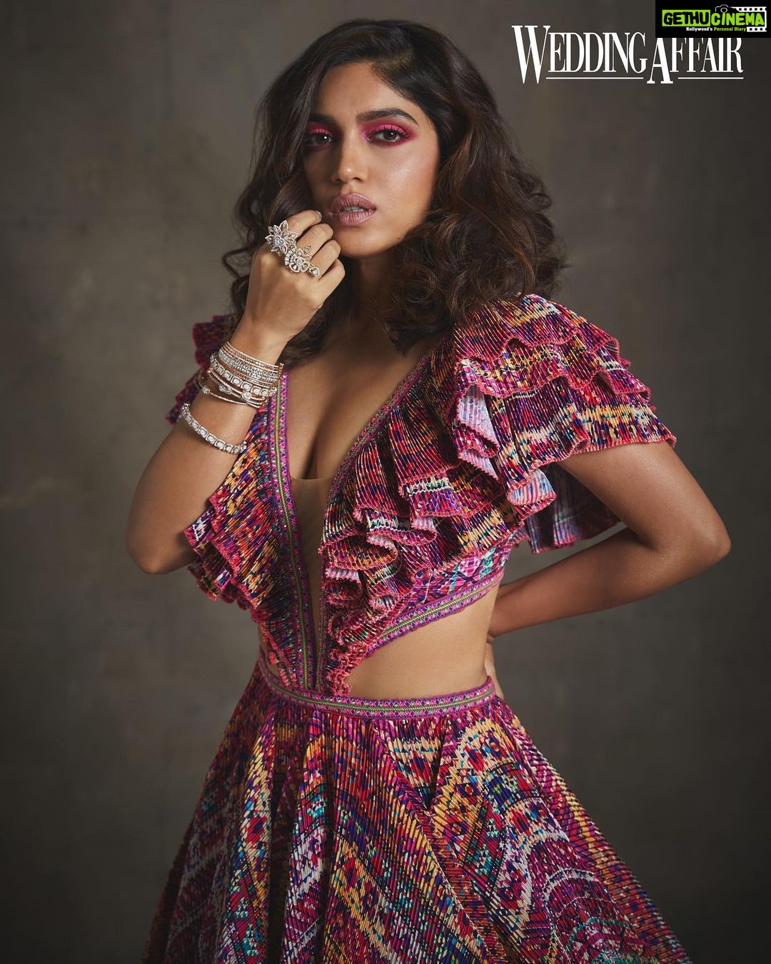 Bhumi Pednekar Instagram - मैं भी गुलाबी, तू भी गुलाबी 💕 . . . @wedding_affair Clicked by @rohanshrestha Styled by @pranita.abhi Beauty @sonicsmakeup @francovallelonga Wearing @shantanunikhil