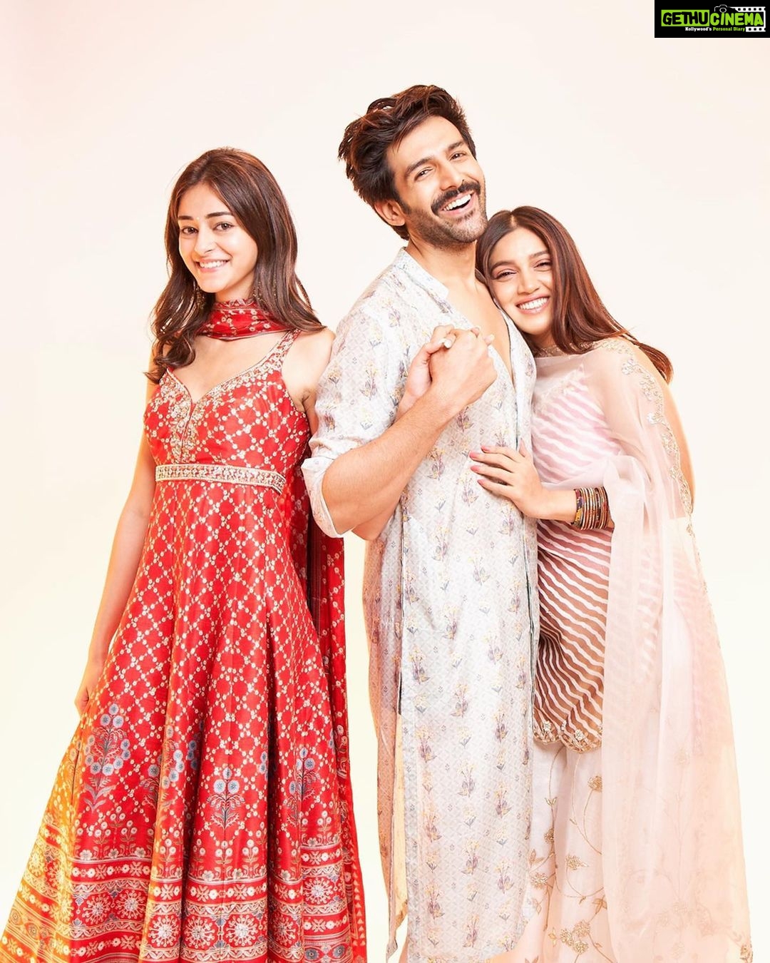 Bhumi Pednekar Instagram - Thank You @karanjohar @apoorva1972 for such a fun afternoon ❤️ Happy Diwali ✨ @kartikaaryan @ananyapanday @vickykaushal09 @shashankkhaitan @nalinidatta @bhanu.singh.91