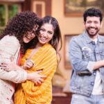Bhumi Pednekar Instagram - Back to school !!! With my Bebe @taapsee, coach ji @itsviineetkumar aur headmasterni @farahkhankunder ! #Backbenchers #FlipkartVideos