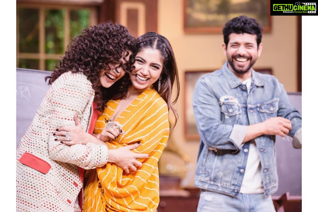 Bhumi Pednekar Instagram - Back to school !!! With my Bebe @taapsee, coach ji @itsviineetkumar aur headmasterni @farahkhankunder ! #Backbenchers #FlipkartVideos