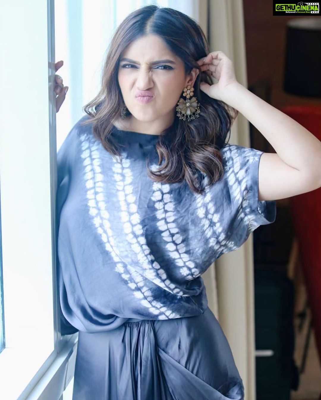 Bhumi Pednekar Instagram - ЁЯМкрд╣реВрдБ рдореИрдВ #Mood #Ootd . . . Wearing @nupurkanoi @jimmychoo @silverstreakstore Styled @pranita.abhi Beauty @sonicsmakeup @aliyashaik28 #Goodmorning #insta #fam #SaandKiAankh