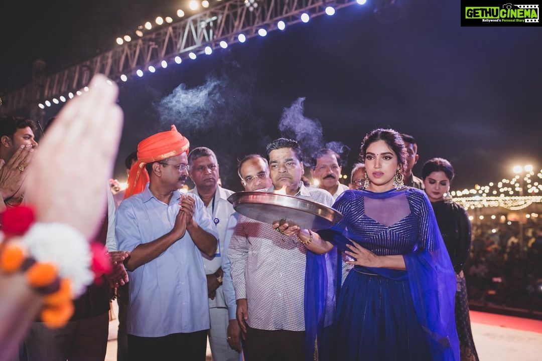 Bhumi Pednekar Instagram - @arvindkejriwal sir,thank you for your warmth and super energy yesterday at the #lavkushramlila . @taapsee and I hope , you get a chance to watch our film #SaandKiAankh #ThisDiwali :))