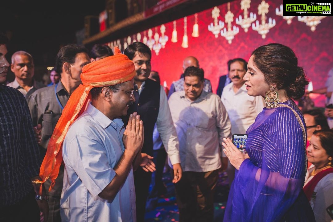 Bhumi Pednekar Instagram - @arvindkejriwal sir,thank you for your warmth and super energy yesterday at the #lavkushramlila . @taapsee and I hope , you get a chance to watch our film #SaandKiAankh #ThisDiwali :))