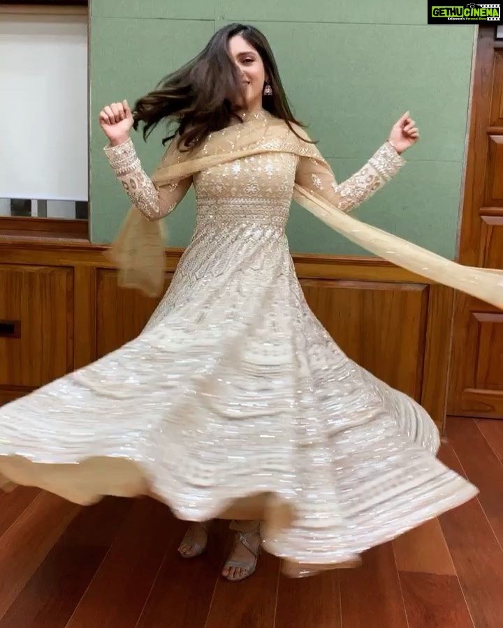 Bhumi Pednekar Instagram - That happy spin in @mmalhotraworld ❤️So so so pretty @manishmalhotra05 ✨ #happygirl . . #GoodMorning #Sunday #Love #SaandKiAankh #ThisDiwali