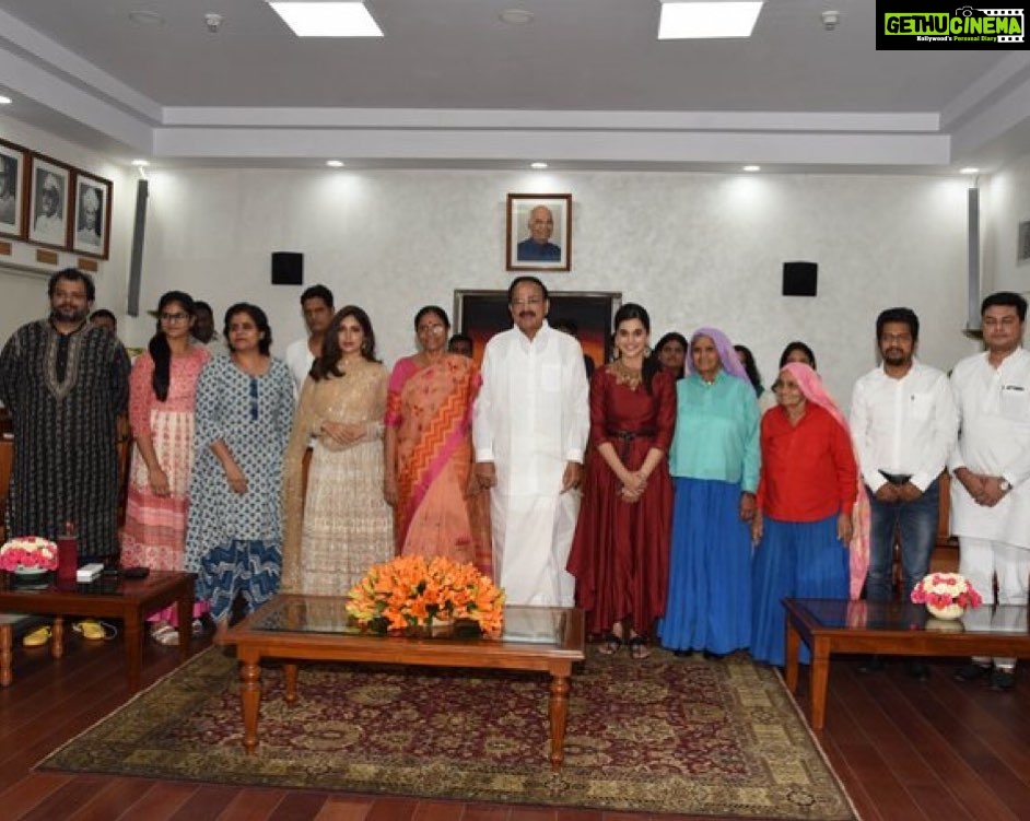 Bhumi Pednekar Instagram - Thank you Hon.Vice President sir, for watching our beloved film #SaandKiAankh and for hosting us.Thank you for giving our film love.This truly was a memorable evening with you and your family sir.Jai hind š®š³ @vicepresidentofindia šš» Vice President of India
