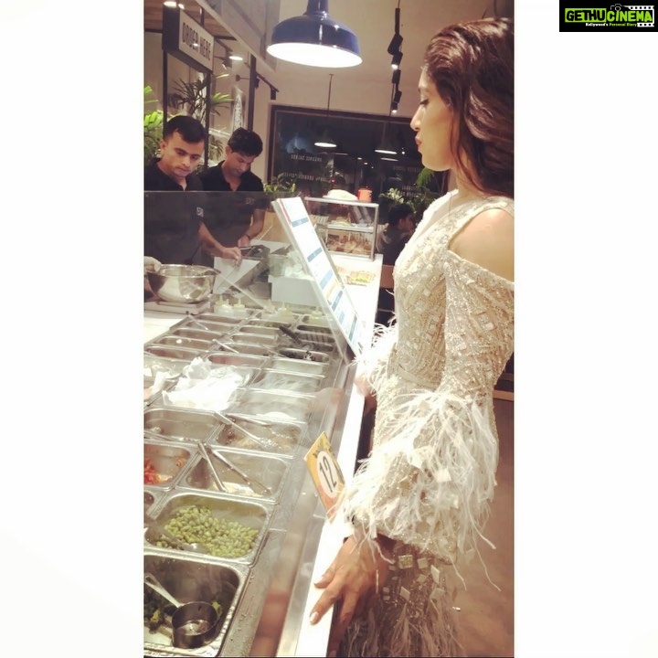 Bhumi Pednekar Instagram - Kale and Kouture ✌🏻 . . . #postplan #voguebeautyawards2019 #couture #salad #love #justforfun