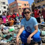 Bhumi Pednekar Instagram - This is our garbage to clean ✌🏻 What a fulfilling feeling :) . . . Plastic is the biggest polluter in the world.All our garbage goes into in the ocean and we are murdering all other species. 📸@melomaniacc We have to stop being in conflict with other organisms and protect them.Its gone too far.. #versovabeachcleanup @afrozshah_ you 🙌🏻 #weekend #plan #love #climatewarrior #saynotoplastic #climatechangeisreal #internationalcoastalcleanupday2019