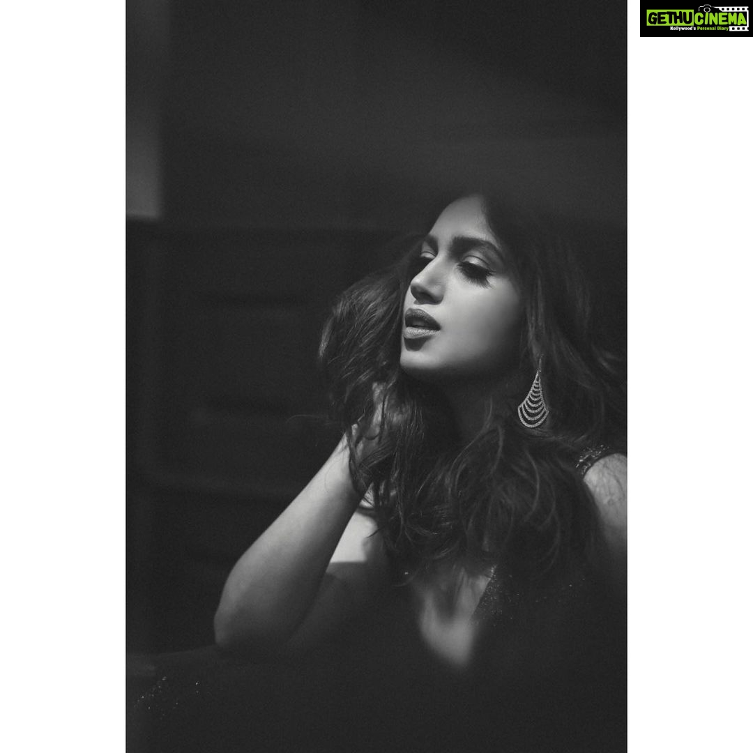 Bhumi Pednekar Instagram - मंडे मूड #blackandwhite . . . #morning #instafam #hello #monday #love #gratitude