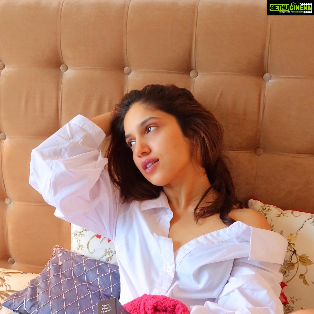 Bhumi Pednekar Instagram - Dreamy Sunday 💓✨ How’s Your Sunday Been? #Mood #Love #Happiness #Dreamy #Live #Sunday #Home Mumbai - A City of Dreams