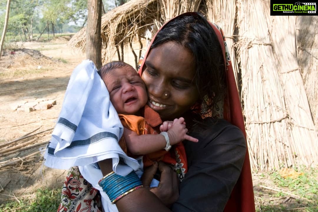Bhumi Pednekar Instagram - A healthy India begins with your step towards good nutrition. Let's support #POSHANAbhiyaan for a malnutrition-free India. #PoshanMaah2019 @smritiiraniofficial @ministrywcd