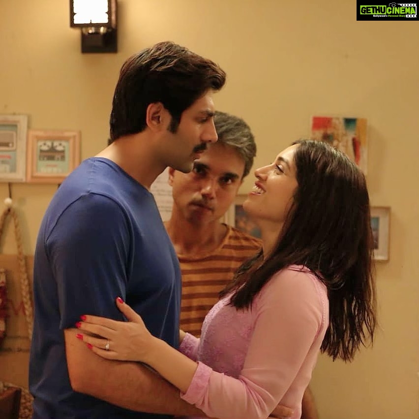 Bhumi Pednekar Instagram - Pati Patni aur ‘Woh’ 💁♀️ Wishing the woh in this situation ,our director @mudassar_as_is ,a very happy birthday ❤️ May you shine brighter and stronger #PatiPatniAurWoh @kartikaaryan @ananyapanday @junochopra