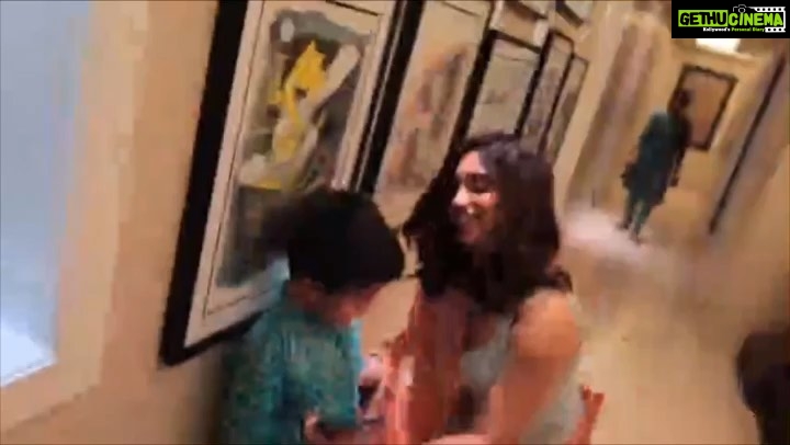 Bhumi Pednekar Instagram - Happy Ganesh Chaturthi, from me and mine,to you and yours ✨❤️ #Ganapatibappamorya Reposting the video guys,cause the sound was 🤦🏻♀️