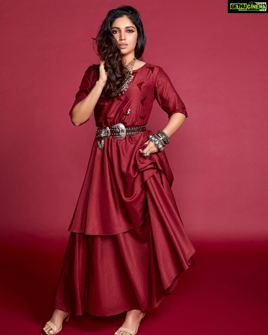 Bhumi Pednekar Instagram - Am a Raisin Girl π 2 years and going strong β€οΈ And today Raisin launches the latest Khizan Autumn/Festive '19 Collection. Crafted with plush fabrics, intricate designs and surreal cuts & falls, the range is now live on - raisinglobal.com @raisin.global #KhizanByRaisin #AutumnCollection #FestiveCollection I love #Raisin Shot by @taras84 Styled by @pranita.abhi Makeup @mitalivakil Team @hmehta75 @crastosuzan