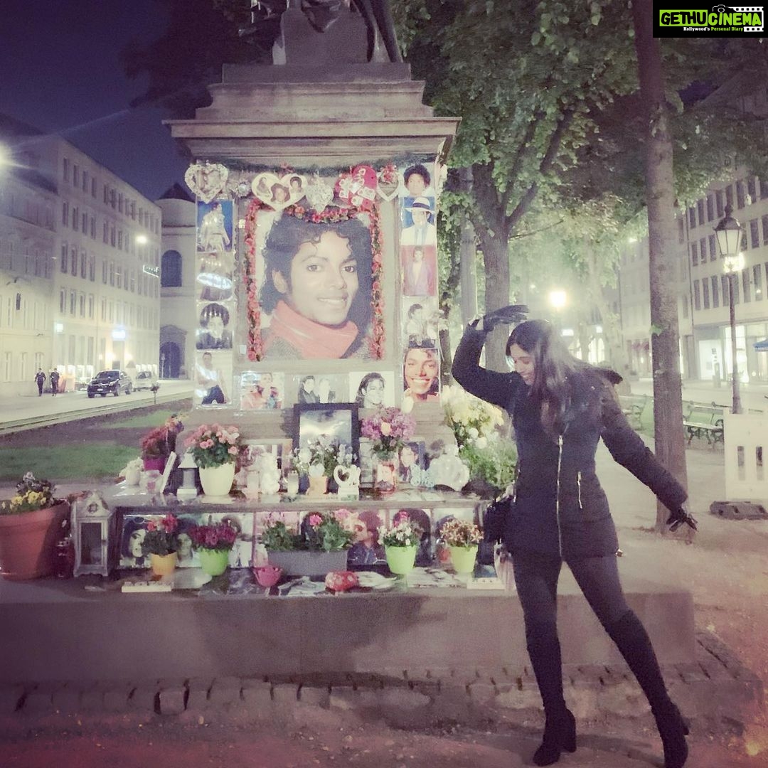 Bhumi Pednekar Instagram - Trying to pull an MJ but land up doing an MD 🤦🏻♀️😂 #thewayyoumakemefeel #merapiyagharaaya #michealjackson #madhuridixit #wednesday #NoWisdom