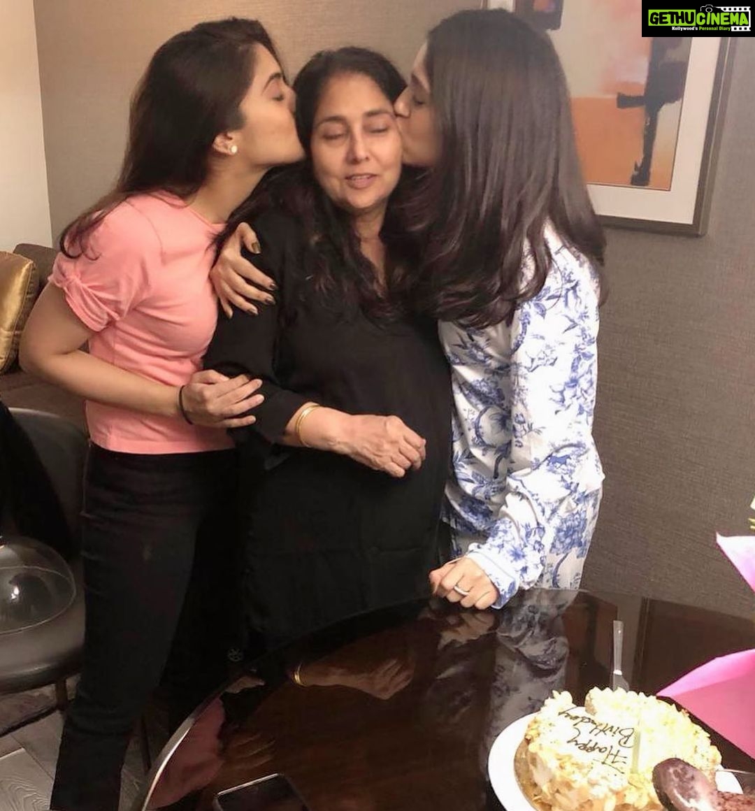 Bhumi Pednekar Instagram - Couldn’t have had a better start to the day as I grow a year older...with work and the ones I love ❤️ Thank you already for all the birthday love 😘 @sumitrapednekar @samikshapednekar #swapnil #upi Lucknow, Uttar Pradesh