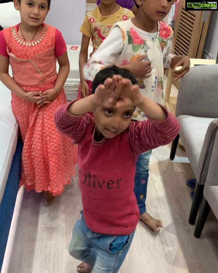 Bhumi Pednekar Instagram - Is your morning as fun as mine? chillar party killing it 😎 “Koi toh naagin aa jao” samreen 😂 #goodmorning #swag #love #girlchild #vanitydiaries #saandkiaankh Baghpat
