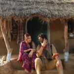 Bhumi Pednekar Instagram - लखना and इंदूमती discussing stars and the world beyond #sonchiriya #intheatres #abhishekchaubey #love @sushantsinghrajput