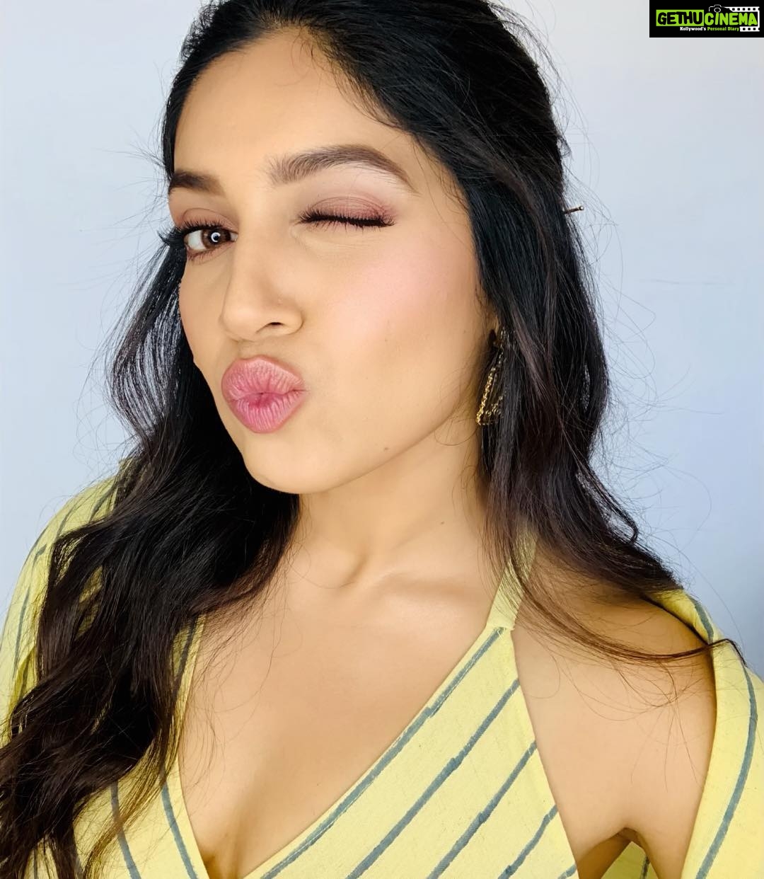 Bhumi Pednekar Instagram - Summer is here ☀️ . . . Styled by @pranita.abhi @hairstories_byseema @sonicsmakeup Tap for deets :)