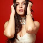 Bhumi Pednekar Instagram - Proper Patola 🧨 . . . @rheakapoor ❤️ Wearing @abhinavmishra_ Jewels @birdhichand Makeup @artinayar Hair @bbhiral Clicked by @dwaipayan_mazumdar @manishamelwani @suhana_art_and_jewels #instagram #love #instafam #thursday