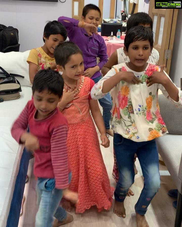 Bhumi Pednekar Instagram - Is your morning as fun as mine? chillar party killing it 😎 “Koi toh naagin aa jao” samreen 😂 #goodmorning #swag #love #girlchild #vanitydiaries #saandkiaankh Baghpat