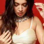 Bhumi Pednekar Instagram - Proper Patola 🧨 . . . @rheakapoor ❤️ Wearing @abhinavmishra_ Jewels @birdhichand Makeup @artinayar Hair @bbhiral Clicked by @dwaipayan_mazumdar @manishamelwani @suhana_art_and_jewels #instagram #love #instafam #thursday