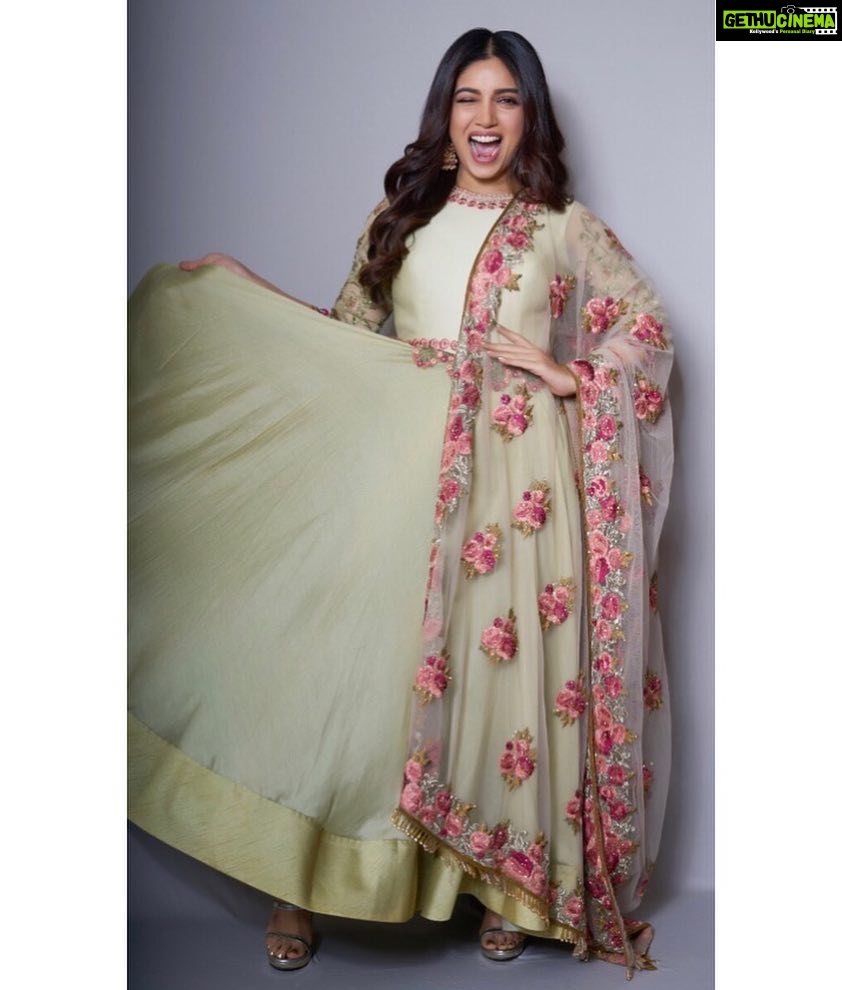 Bhumi Pednekar Instagram - Happy morning wearing @varunbahlcouture @varun_bahl ❤️ . . . 📸 by @kvinayak11 Styled by @pranita.abhi Makeup @13kavitadas Hair @aliyashaik28 Team @crastosuzan @hmehta75 Clicked by @kvinayak11 #sonchiriya #1stmarch #stylefile #morning