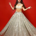 Bhumi Pednekar Instagram - Proper Patola 🧨 . . . @rheakapoor ❤️ Wearing @abhinavmishra_ Jewels @birdhichand Makeup @artinayar Hair @bbhiral Clicked by @dwaipayan_mazumdar @manishamelwani @suhana_art_and_jewels #instagram #love #instafam #thursday