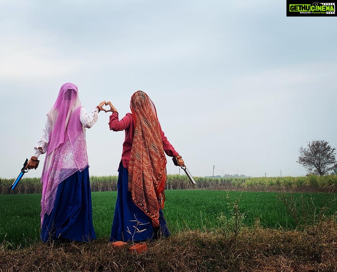 Bhumi Pednekar Instagram - Guns & घागराs ❤️ हैपी Valentine's डे @taapsee #saandkiaankh #valentinesday