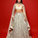Bhumi Pednekar Instagram - Proper Patola 🧨 . . . @rheakapoor ❤️ Wearing @abhinavmishra_ Jewels @birdhichand Makeup @artinayar Hair @bbhiral Clicked by @dwaipayan_mazumdar @manishamelwani @suhana_art_and_jewels #instagram #love #instafam #thursday