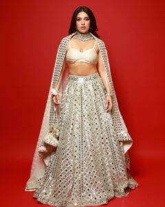 Bhumi Pednekar Instagram - Proper Patola 🧨 . . . @rheakapoor ❤️ Wearing @abhinavmishra_ Jewels @birdhichand Makeup @artinayar Hair @bbhiral Clicked by @dwaipayan_mazumdar @manishamelwani @suhana_art_and_jewels #instagram #love #instafam #thursday