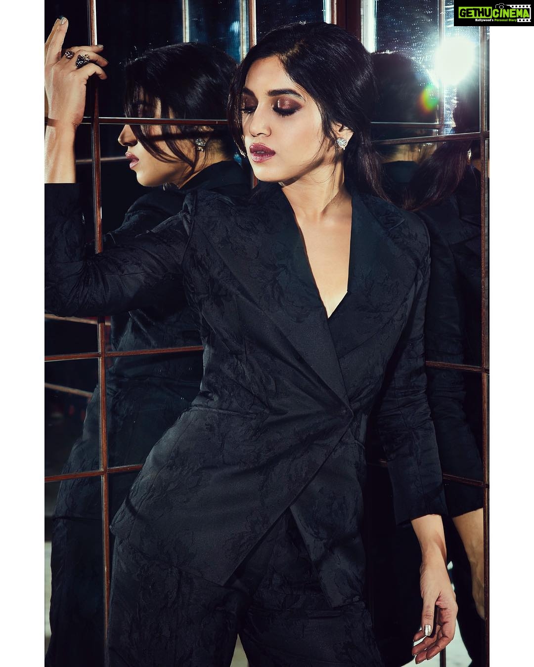 Bhumi Pednekar Instagram - POWER @nashishsoni 🖤 . . . Styled by @shaleenanathani Beauty @danielbauermakeupandhair Team @hmehta75 @crastosuzan #sonchiriya #sonchiriyapromotions #stylefile