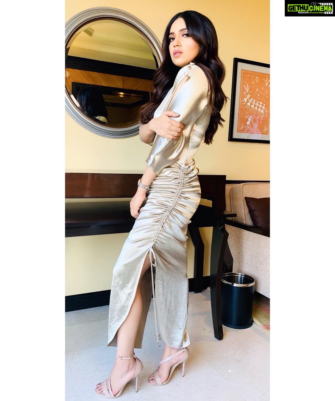 Bhumi Pednekar Instagram - #liquidgold . . . Styled by @pranita.abhi Makeup @sonicsmakeup Assisted by @amehra167 Hair @hairstories_byseema Team @crastosuzan @hmehta75 📷 @crastosuzan #stylefile