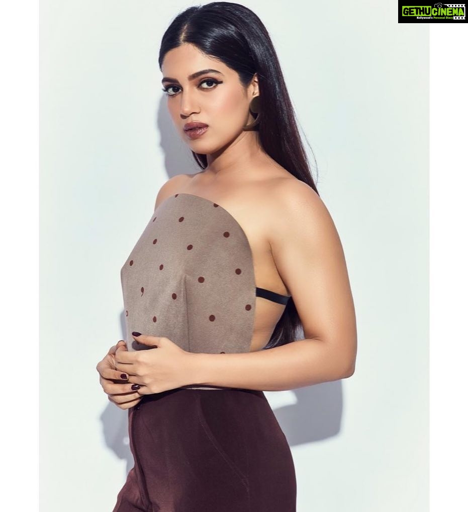 Bhumi Pednekar Instagram - Chocolate 🍫 . . . The way you make me look @nikhilthampi ❤️ Glam squad-@sonicsmakeup @hairstories_byseema @kadamajay @crastosuzan . . #goodmorning #tuesday #love #fashion #stylefile #nikhilthampi #semicolon #chocolate