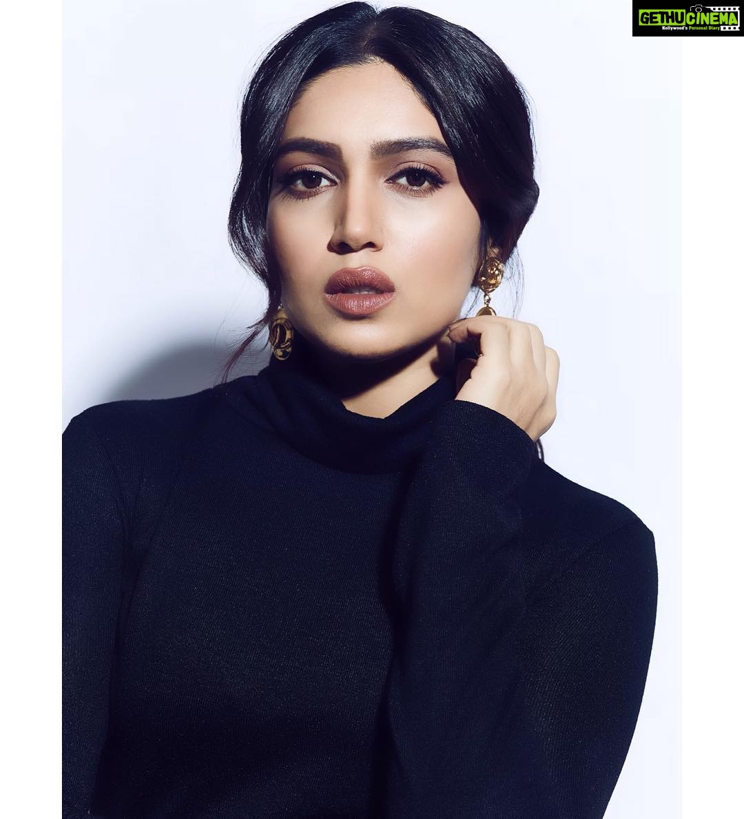Bhumi Pednekar Instagram - In the mood for love 💕 #goodmorning #hello #thursday #stylefile @13kavitadas @hairstories_byseema @pranita.abhi Clicked by @kadamajay